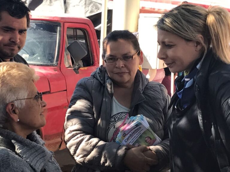 EN PLENA CAMPAÑA NATALIA NEME RECORRE LOS BARRIOS DE LA CAPITAL