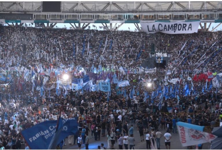 CFK juega con su candidatura, inaugura la campaña y se saltea el presente salvo en un frente: la Justicia