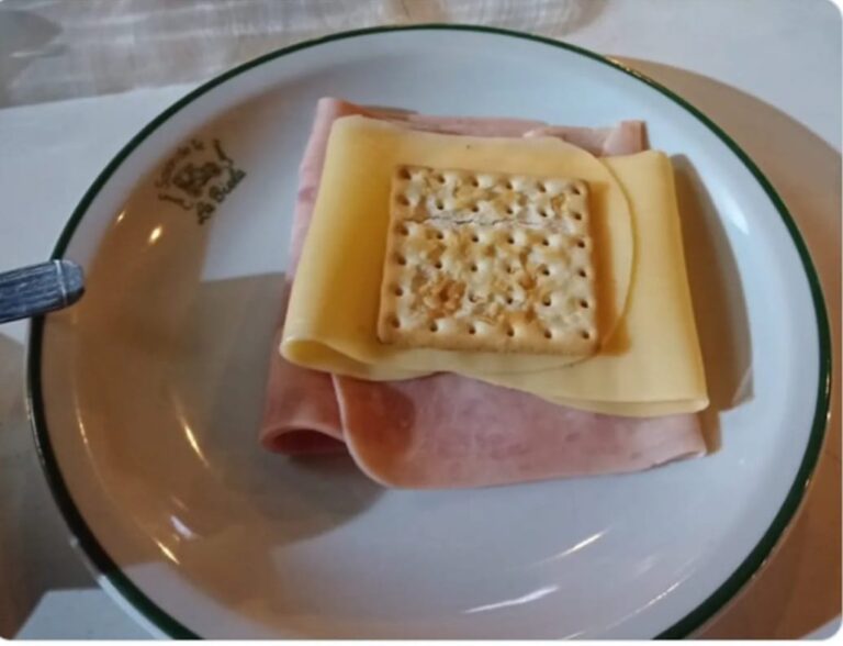 Le cobraron $1.100 por una galletita con jamón y queso