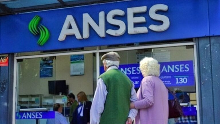 ANSES: los jubilados y pensionados reciben un nuevo bono y aumento récord, ¿cuándo cobro según el calendario de pagos?