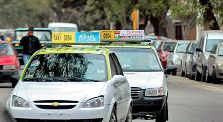 Andar en taxis o radiotaxis será más caro en Capital y La Banda