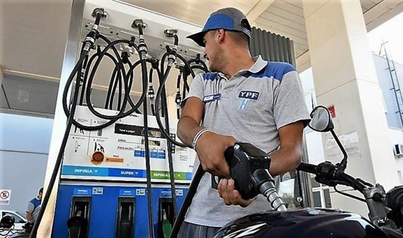 Llenar el tanque de un auto chico ya puede costar más de 12 mil pesos, según el tipo de nafta