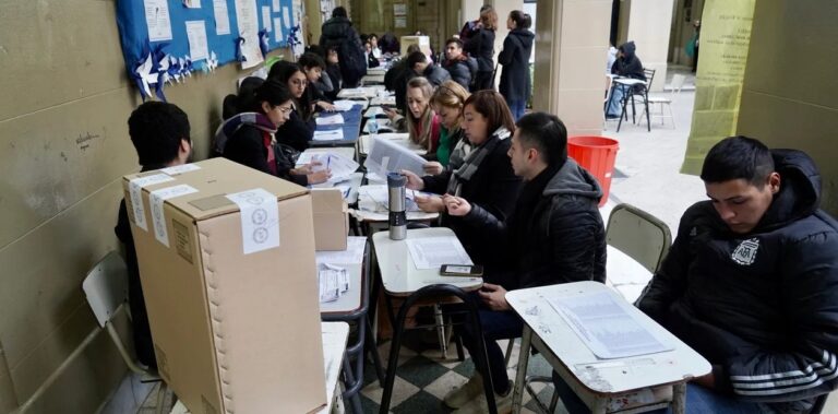 Tucumán: frenan el conteo de 350 urnas y hay empate técnico entre el PJ y Juntos por el Cambio, en medio de denuncias por irregularidades