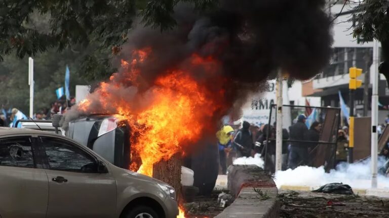 Graves incidentes en Jujuy: partidarios de Milagro Sala ingresaron a la Legislatura, provocaron incendios y destrozaron automóviles