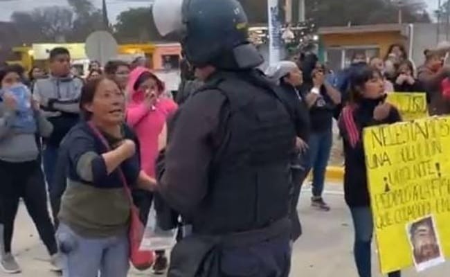 Termas de Rio Hondo: policía local reprime marcha y protesta en reclamo de un hombre desaparecido