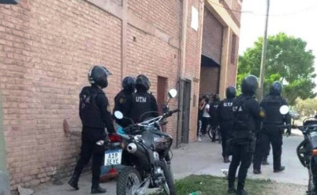 Muerte dudosa y feroz enfrentamiento de vecinos con la policía en el Villa Coy.