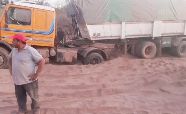 Rutas del interior santiagueño: Camión se hunde en el bobadal,  camino por Huachana, ante el estado deplorable de sus rutas.