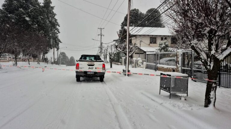 ALERTA EN BARILOCHE: DECLARARON LA EMERGENCIA CLIMÁTICA POR EL INTENSO TEMPORAL DE NIEVE