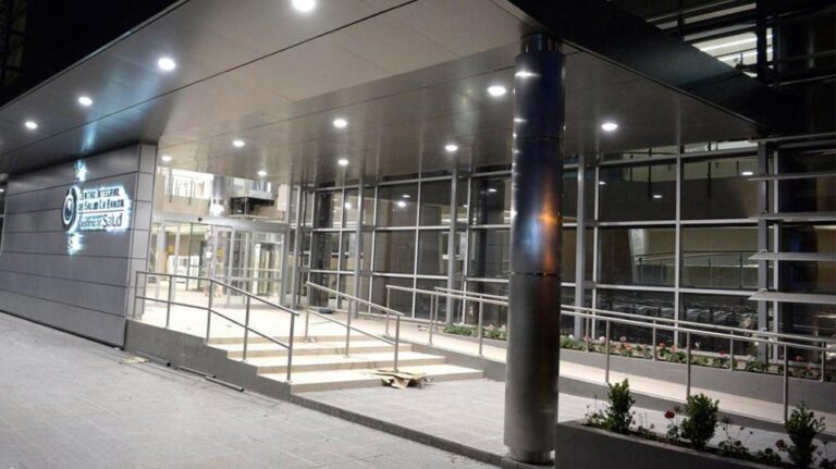SALÍA DE UNA FIESTA DE 15 EN EL BARRIO JUAN PERÓN, LE DISPARARON PARA ROBARLE LA CAMPERA Y TERMINÓ HERIDO