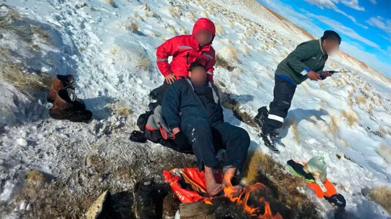 DRAMÁTICO RESCATE A 4.500 METROS DE ALTURA: CUATRO MINEROS FUERON SALVADOS TRAS PASAR MÁS DE TRES DÍAS ATRAPADOS BAJO LA NIEVE