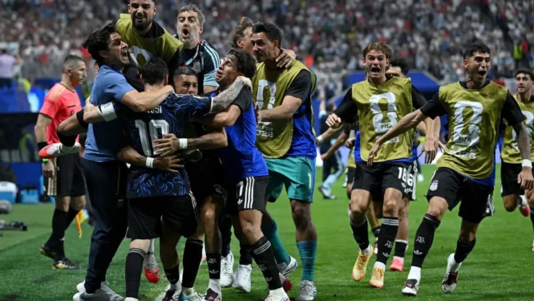Con el corazón y fútbol de campeón! Argentina remontó un partido inolvidable ante Inglaterra y jugará otra final del mundo
