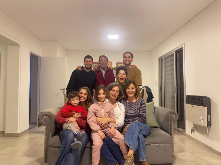 VOLVIÓ A SANTIAGO DESPUÉS DE 40 AÑOS PARA REENCONTRARSE CON LOS AMIGOS QUE DEJÓ EN SU ADOLESCENCIA
