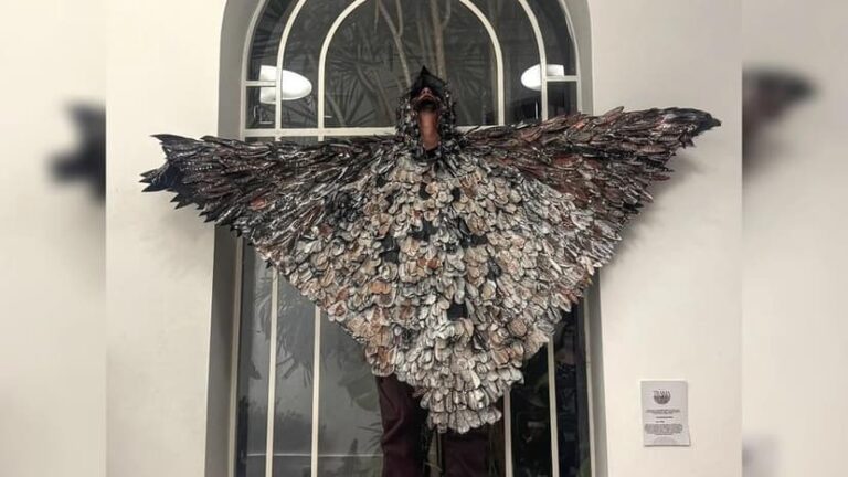 UN ARTISTA BANDEÑO CREÓ UN PONCHO INSPIRADO EN EL CAPULÍ