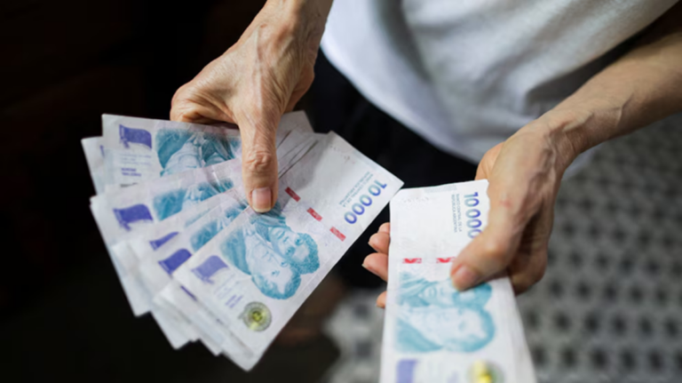 EL 90% DE LOS ARGENTINOS DICE QUE UN SOLO SUELDO YA NO ALCANZA PARA LLEGAR A FIN DE MES