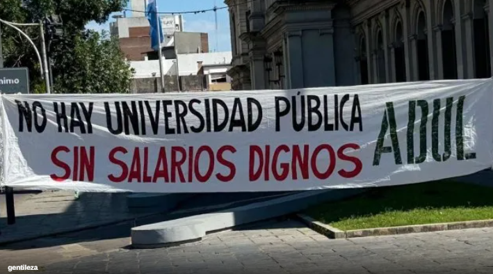 FAMILIARES Y UNIVERSITARIOS VUELVEN A RECLAMAR POR EL FINANCIAMIENTO DE LAS UNIVERSIDADES