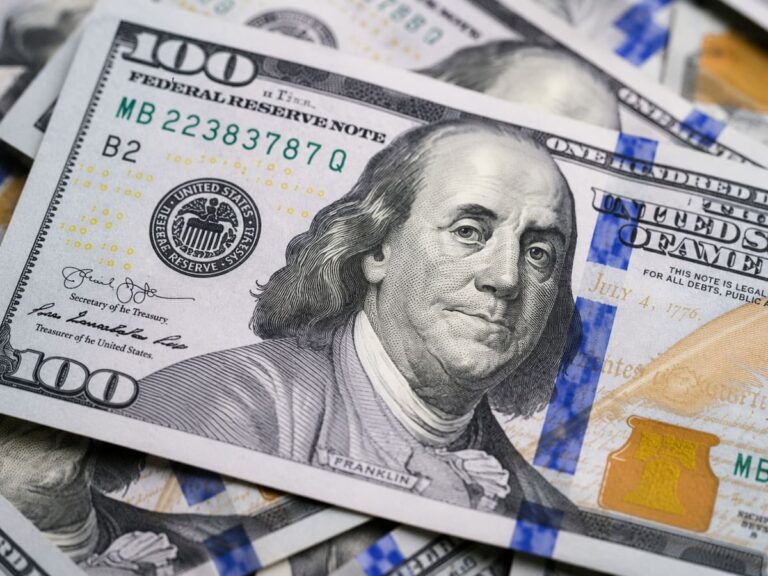 EL DÓLAR VUELVE A ESTAR EN EL CENTRO DE LA ESCENA Y EL BLUE COTIZA A $1.555