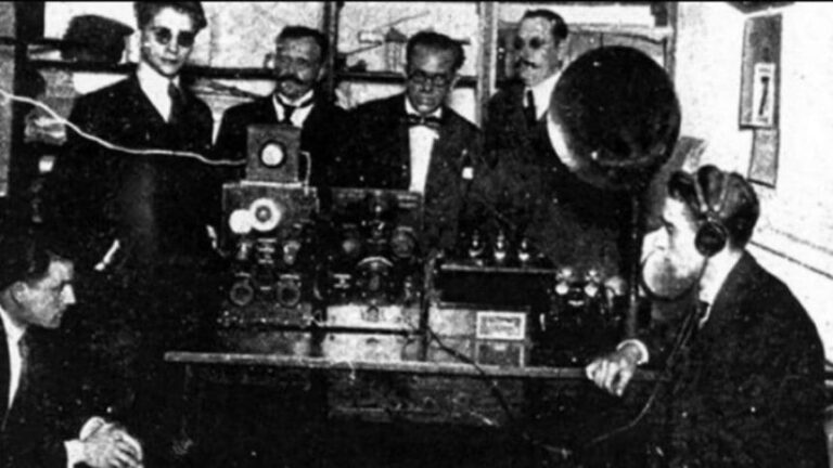 DÍA DE LA RADIO: 106 AÑOS DE UNA VOZ QUE CAMBIÓ PARA SIEMPRE LA FORMA DE COMUNICARNOS