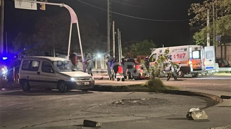 FUERTE CHOQUE ENTRE UN AUTO Y UNA MOTO EN AVENIDA LUGONES: UN HOMBRE FUE HOSPITALIZADO