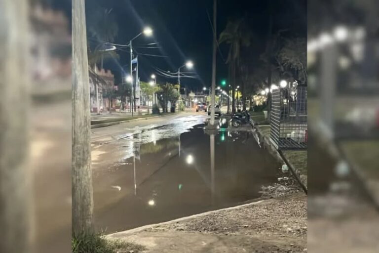 AÑATUYA VUELVE A RECLAMAR POR LAS PÉRDIDAS DE AGUA QUE MANTIENEN CALLES ANEGADAS