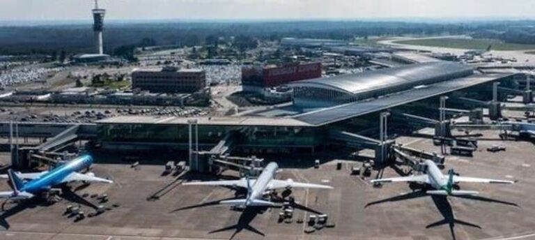 EL GOBIERNO INTIMÓ A LOS GREMIOS AERONÁUTICOS A GARANTIZAR UN PISO DEL 75% DE LOS VUELOS ANTE EL PARO EN 27 AEROPUERTOS