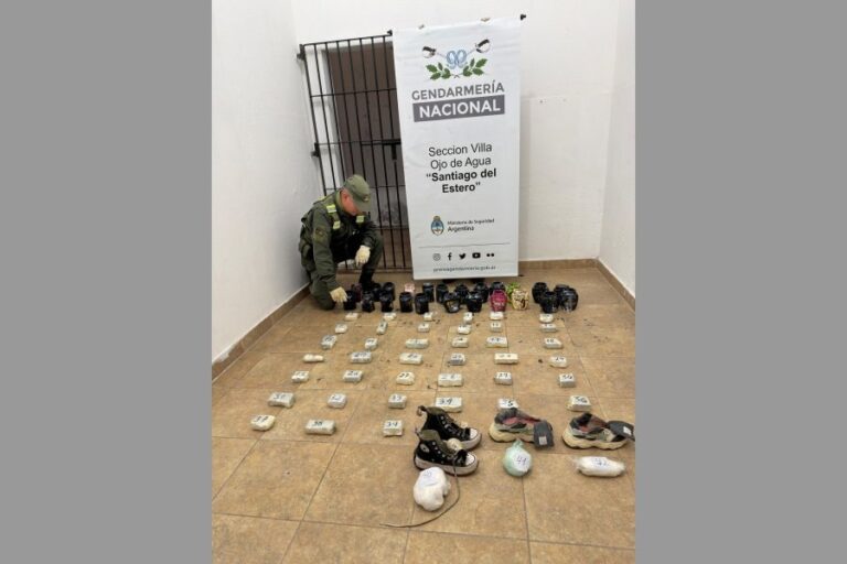 SECUESTRARON CASI 10 KILOS DE COCAÍNA OCULTOS EN ZAPATILLAS Y JARRONES EN OJO DE AGUA