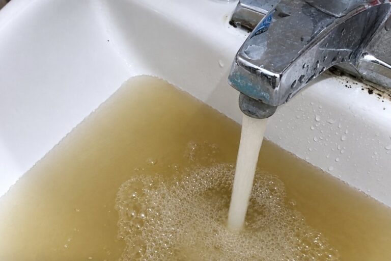 VECINOS DEL PARQUE DEL RÍO I DENUNCIAN PROBLEMAS CON EL AGUA POTABLE