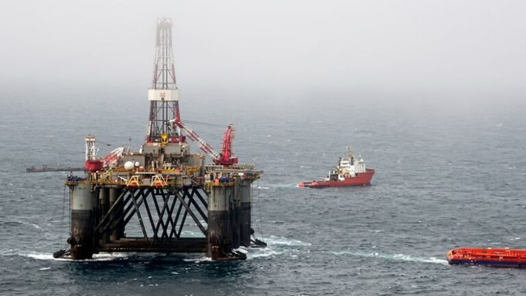 ARGENTINA DENUNCIARÁ A CINCO PETROLERAS POR OPERAR EN MALVINAS Y CRECE LA TENSIÓN CON EL REINO UNIDO