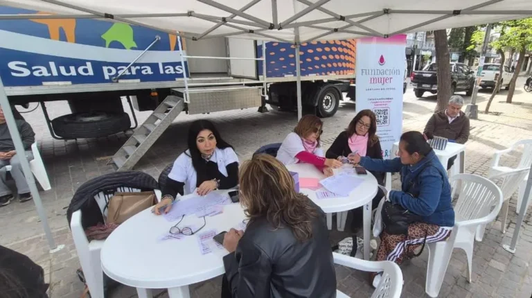 FUNDACIÓN MUJER CONCIENTIZÓ SOBRE EL CÁNCER DE MAMA EN PLAZA LIBERTAD